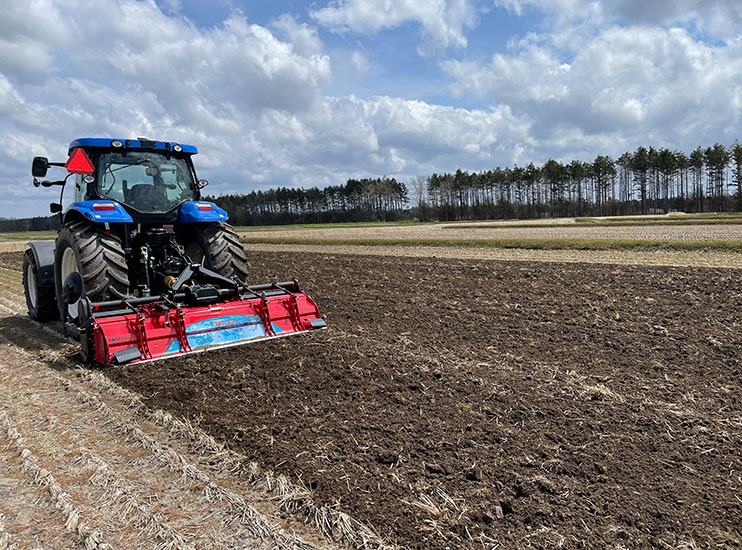 機械を使って土を耕しているところ